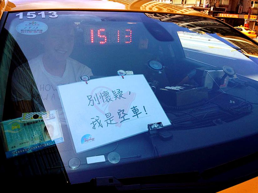 Taxi Diary works with five English-speaking taxi drivers. Signs explaining the project allow potential passengers to decide if they want to participate before they hire the cab. This sign says: "Don't doubt it. I'm an empty cab."