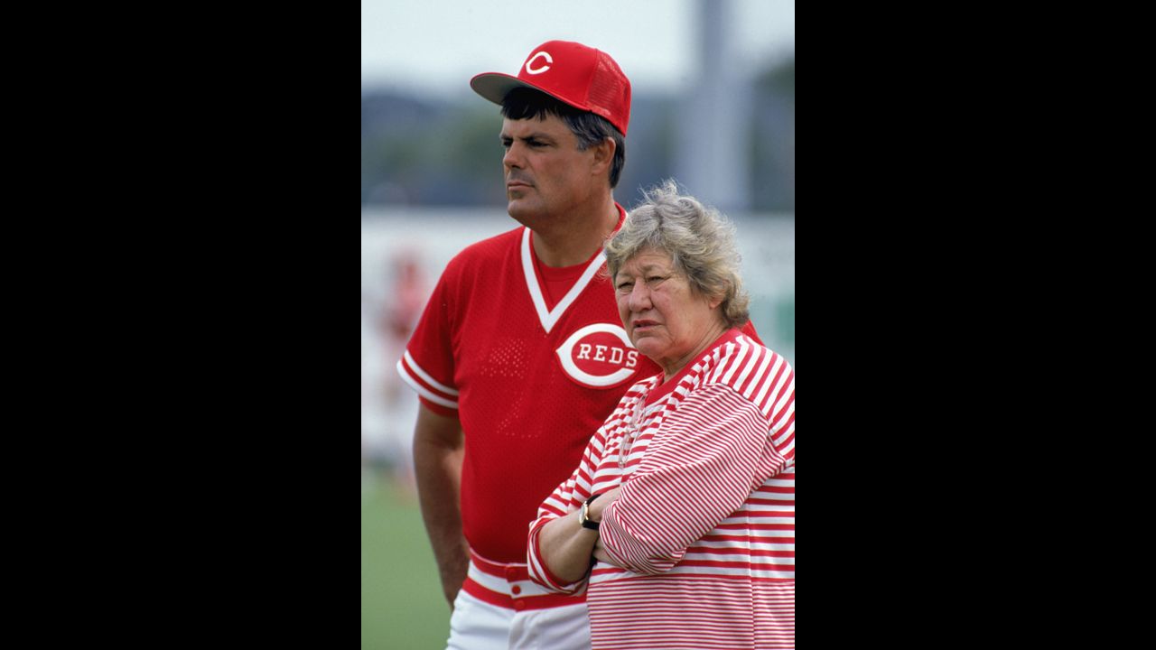 Chicago Cubs manager Lou Piniella tips his hat to the crowd before