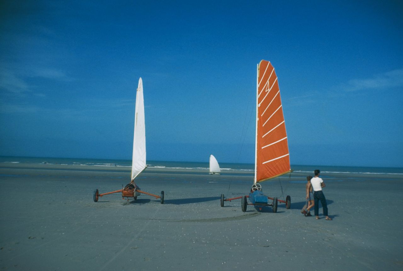Landsailing isn't just restricted to deserts. Here, enthusiasts test out their designs on a European beach in the 1970s. 