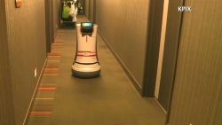 dnt hotel hires robot_00011224.jpg