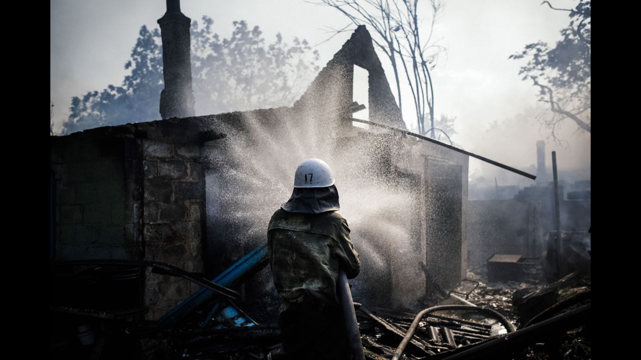 A fireman tries to extinguish a fire after shelling in Donetsk on August 16.