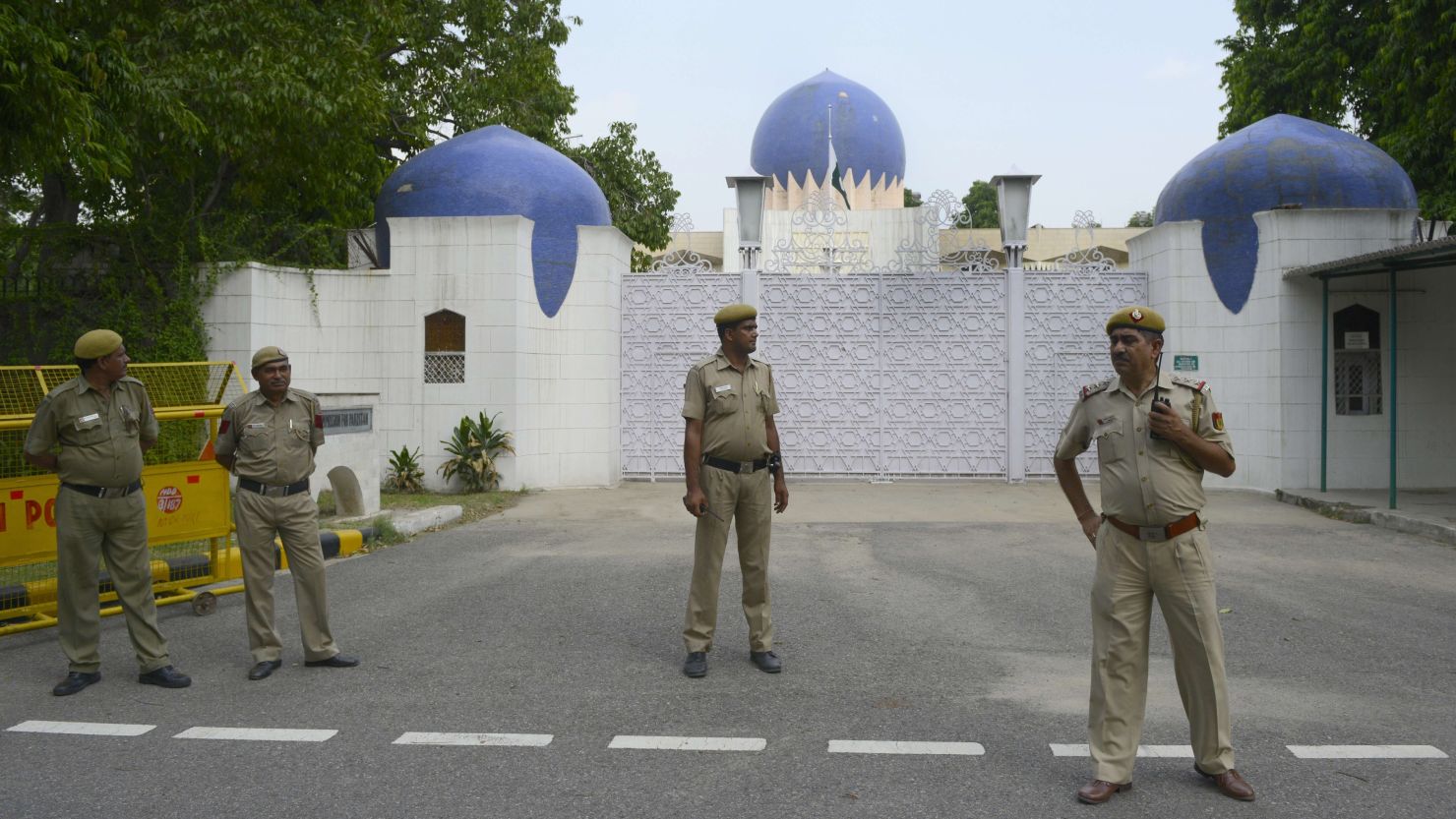 Indian policemen stand guard outside the High Commission for Pakistan in New Delhi on August 18, 2014.