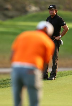 En la última ronda del PGA de EE.UU, Fowler jugó con el veterano de la Ryder Cup Phil Mickelson. Ambos competían por el título. Mickelson contrató a un famoso entrenador de tenis de mesa para ayudarle en las competencias por equipo en la Copa de Presidentes de 2013.