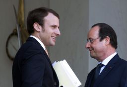 Francois Hollande (R) speaking with Emmanuel Macron.