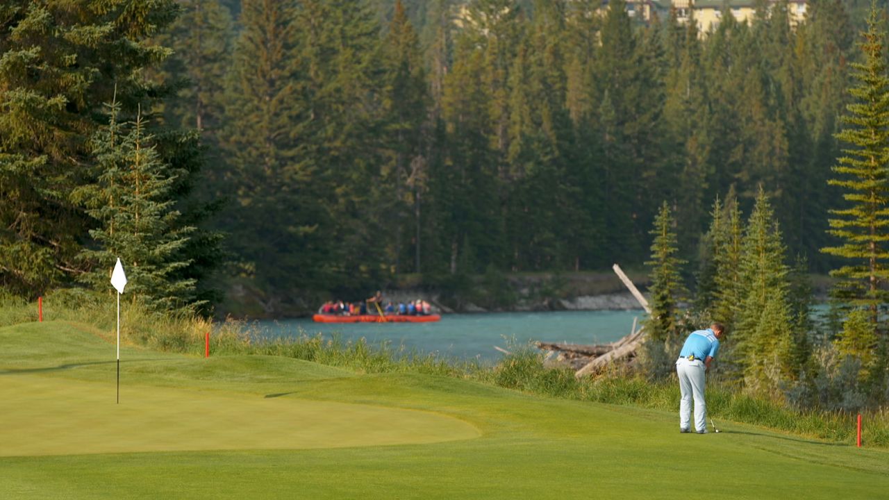 With a judicious use of bunkers and a layout that hugs the winding Bow River, Fairmont Banff Springs Golf Course thrills amateurs and professionals alike.