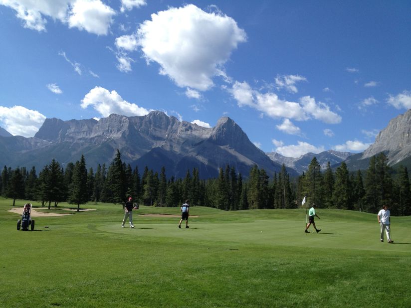 In the heart of an alpine village, Canmore Golf Club is a public space that embraces visitors with natural beauty and easygoing hospitality. 