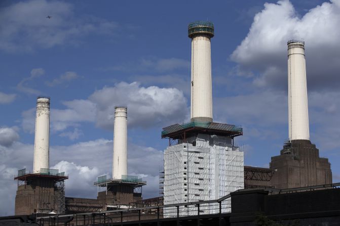 The chimneys will be torn down, but then they will be reconstructed according to the original specifications. However, the idea of destroying the chimneys has aroused intense controversy, with Londoners fearing that a piece of their heritage will be lost.