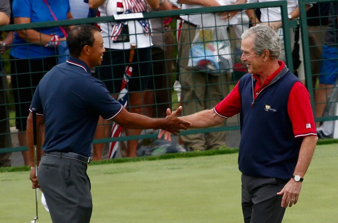 George W. Bush ha sido un gran golfista a pesar de que él comenta que se abstuvo de jugar mientras que las tropas de Estados Unidos estaban en guerra en Iraq y Afganistán.