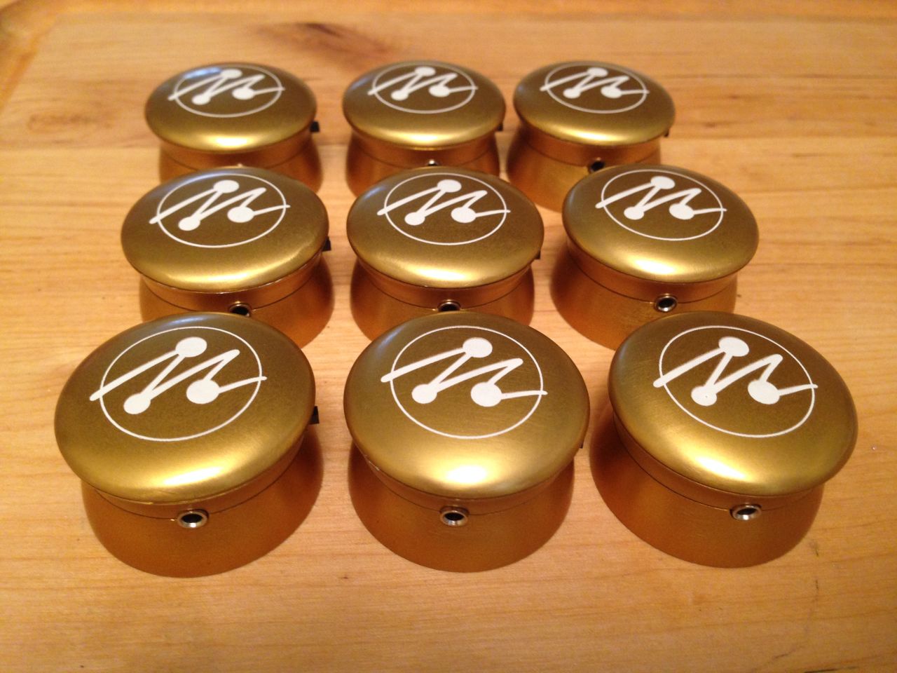 The first batch of Mogees units has already been delivered to Kickstarter backers.