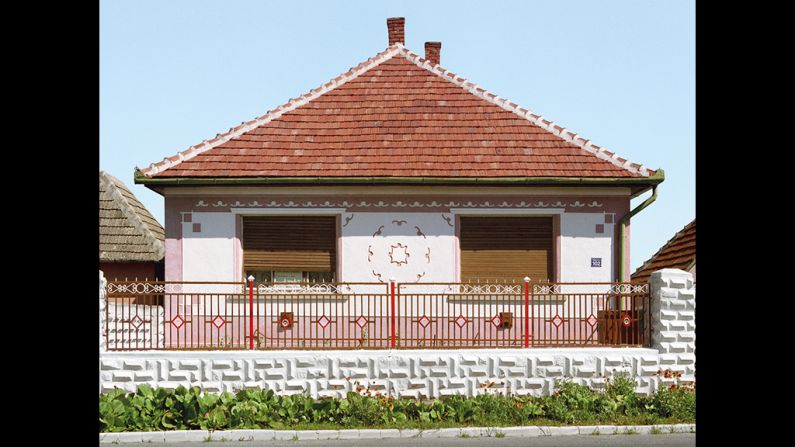 Roters noticed the painted "Magyar Kocka", or Hungarian Cube, houses in 2003 after moving from Germany to a small Hungarian town. 