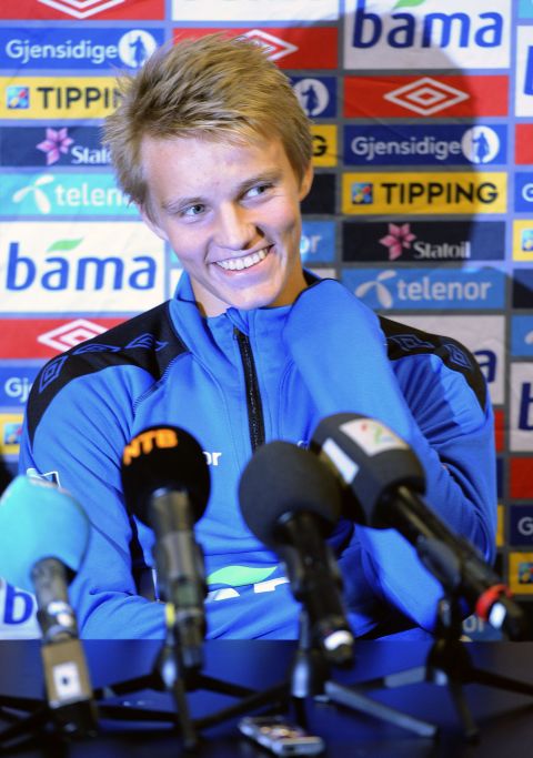 Odegaard was the youngest player to represent his country since 1910. "The good thing about Martin is that he always want to be better and is never satisfied," says Hans Erik.