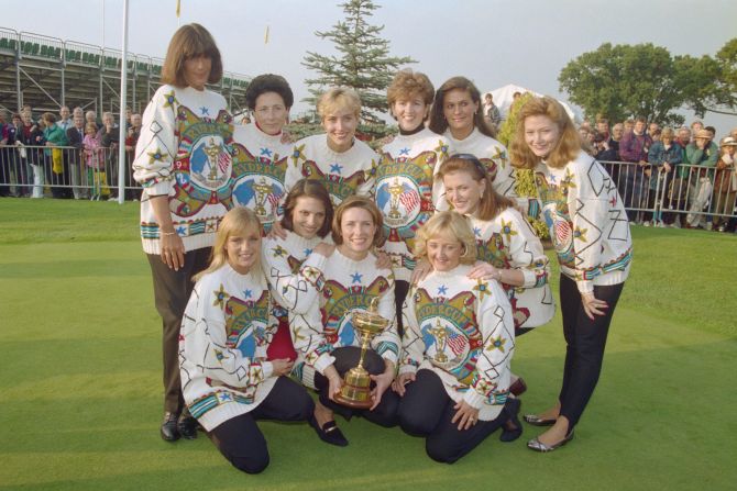 Para la década de 1980, las esposas y novias de los jugadores ya habían comenzado a coordinar su atuendo. Las "WAG" del equipo europeo lucen elegantes suéteres durante el campeonato de 1993 en el hotel Belfry en Inglaterra.