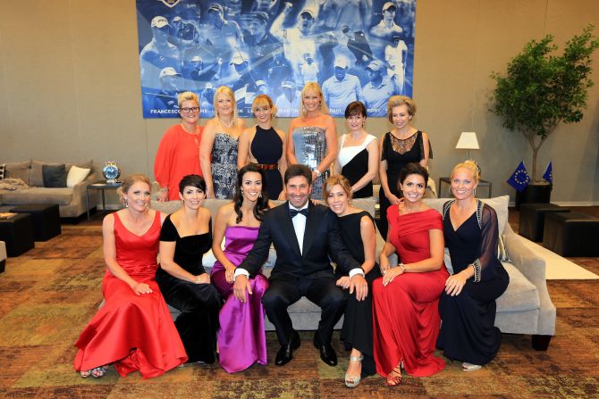 Antes de la competencia de 2012, el capitán europeo, José María Olazábal posa con las esposas y novias de sus jugadores. A Sanna Hanson se le ve con un vestido negro en el extremo derecho de la fotografía.