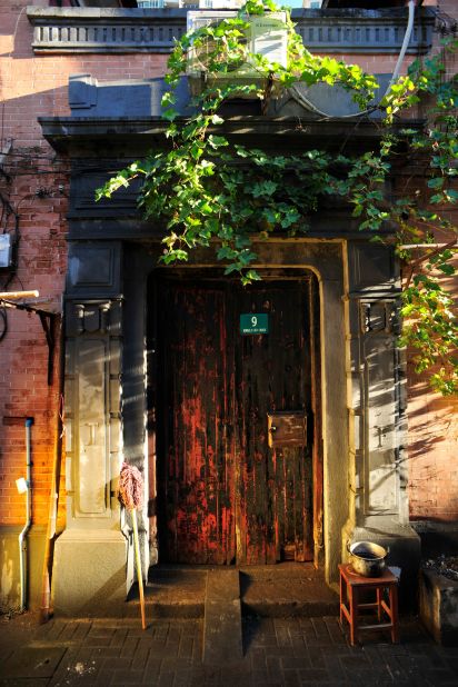 Led by a local photographer Gang-feng Wang, Shikumen tours venture through alleys and inside the communal mansions.