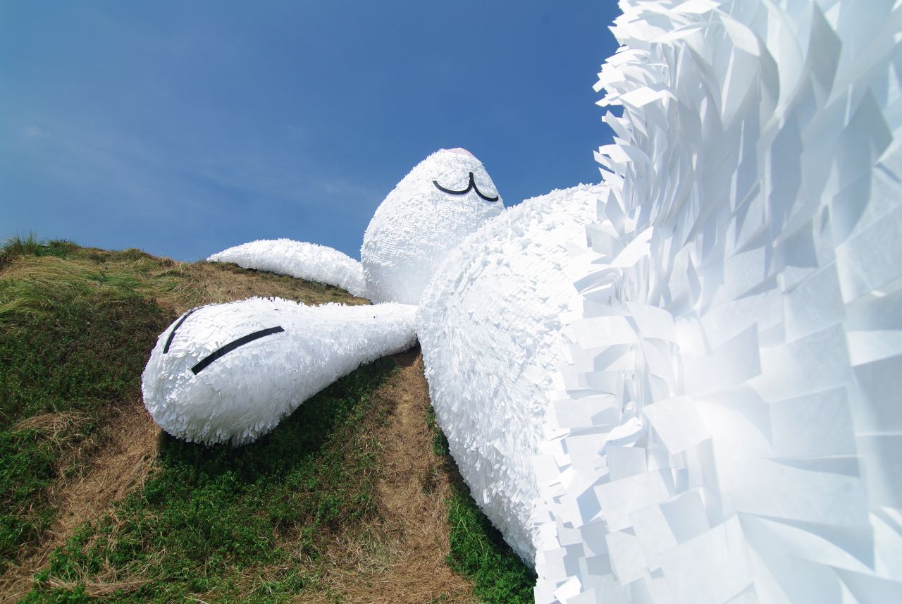 To create the appearance of fluffiness, Hofman and Taiwan-based Blue Dragon Art Company used more than 12,000 pieces of tyvek paper on the rabbit.