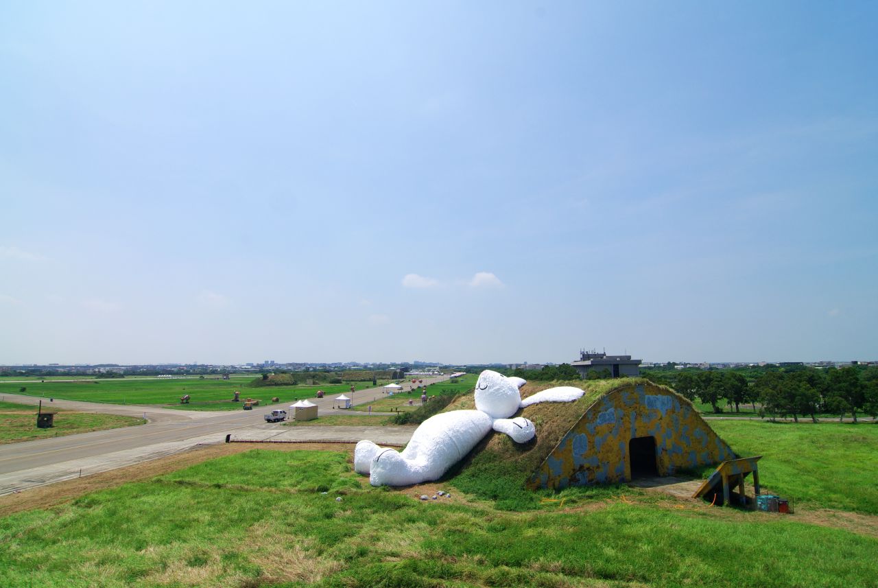 After taking Taiwan by storm last year with his giant rubber duck, Florentijn Hofman's latest work Moon Rabbit was put on display at the Taoyuan Land Arts Festival.