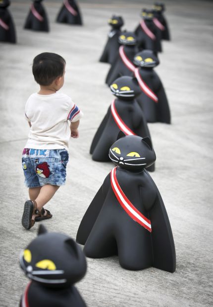 During the festival the public has access to the control area of the Taoyuan naval base, which was the home of the Black Cat Squadron. These adorable cat sculptures were inspired by the team's emblem.