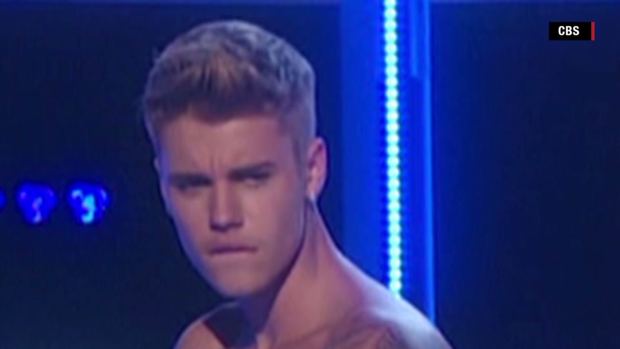 bieber fashion rocks lisas desk orig jtb_00011809.jpg