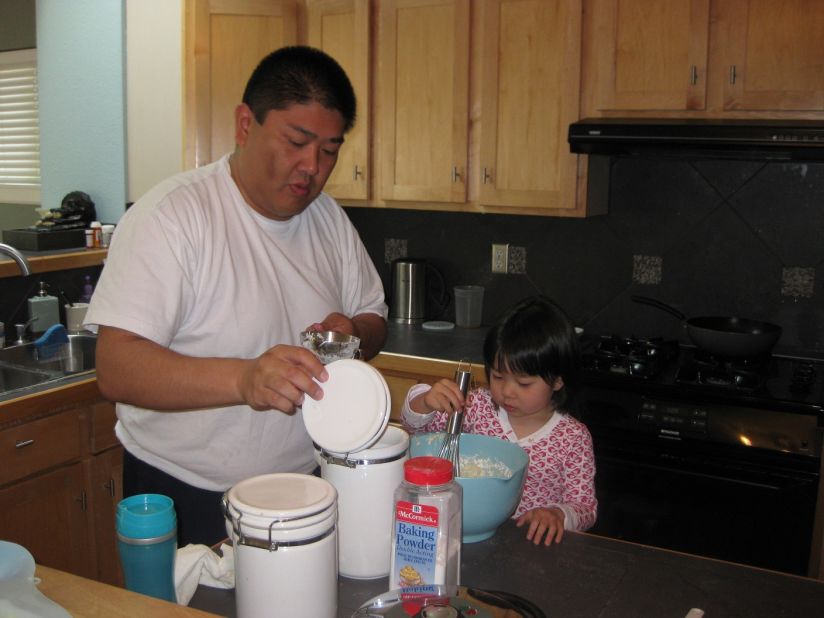 Kirimoto and his daughter Sara cook together in December 2010. His weight at the time was around 270 pounds, the heaviest he has ever been. It was during this month that he decided to make a lifestyle change and lose weight. 