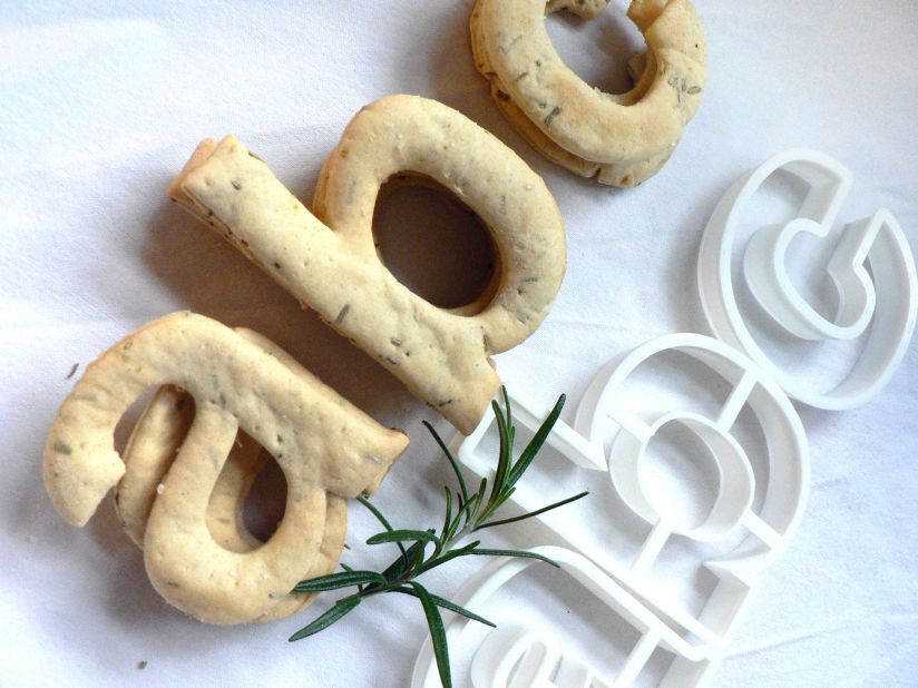 She also bakes water biscuits in the shape of the font Helvetica. She believes that the neutrality and plainness of water biscuits closely resembles the characteristics of this "un-flashy" and functional font.