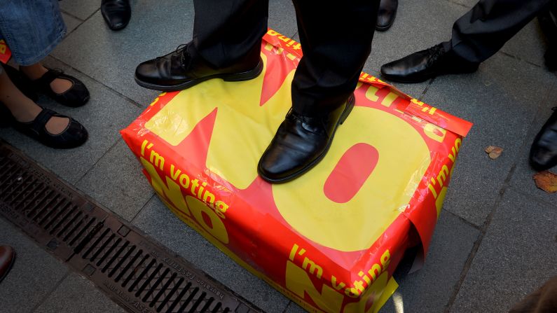 British Labour Party politician Alistair Darling campaigns for a ''no'' vote in Glasgow on September 10.