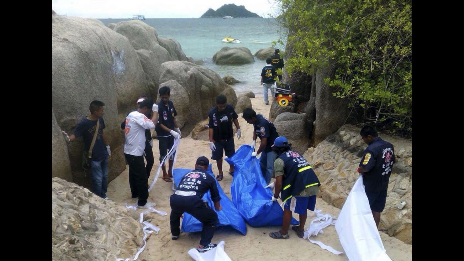 Thai police work near the bodies of two British tourists on the Thai island of  Koh Tao on September 15, 2014.