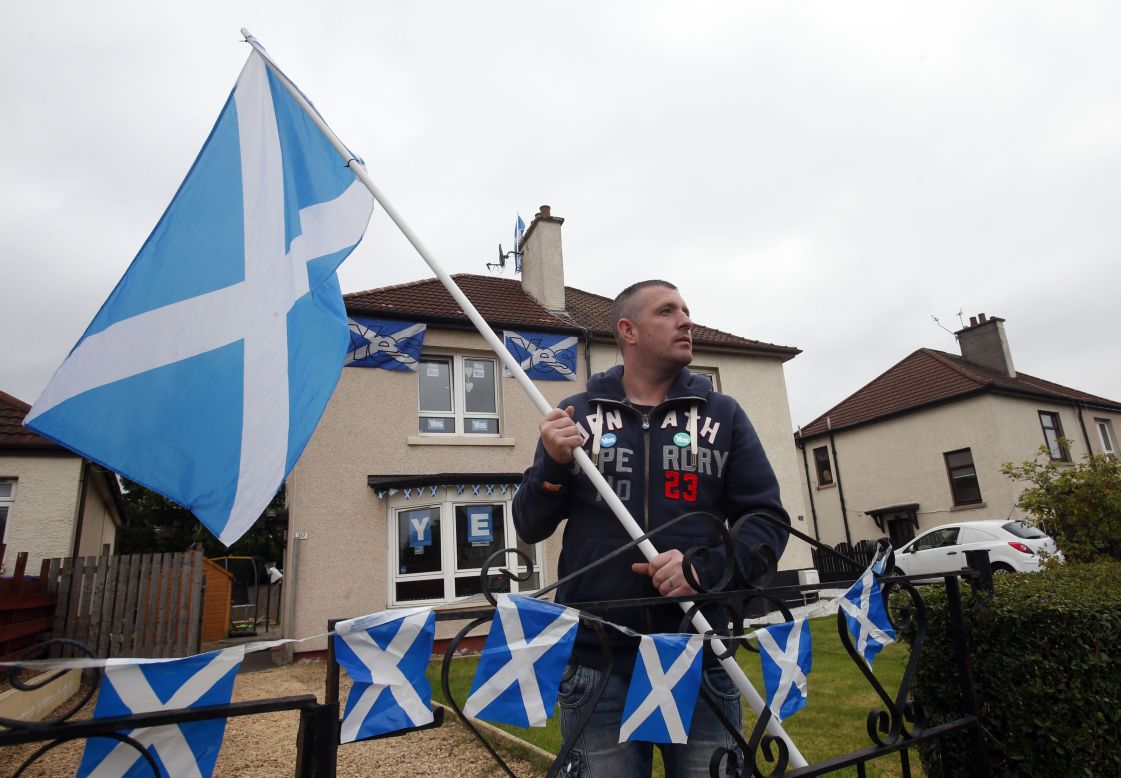 Darren Brander shows his support for Scottish independence outside his home in Glasgow on Monday, September 15. 