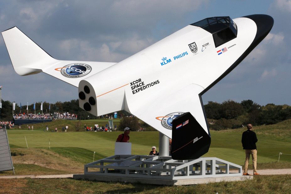 At the Kennemer Golf and Country Club's 15th hole, Sullivan made a hole-in-one to win the right to take a space flight as part of an XCOR Aerospace promotion.
