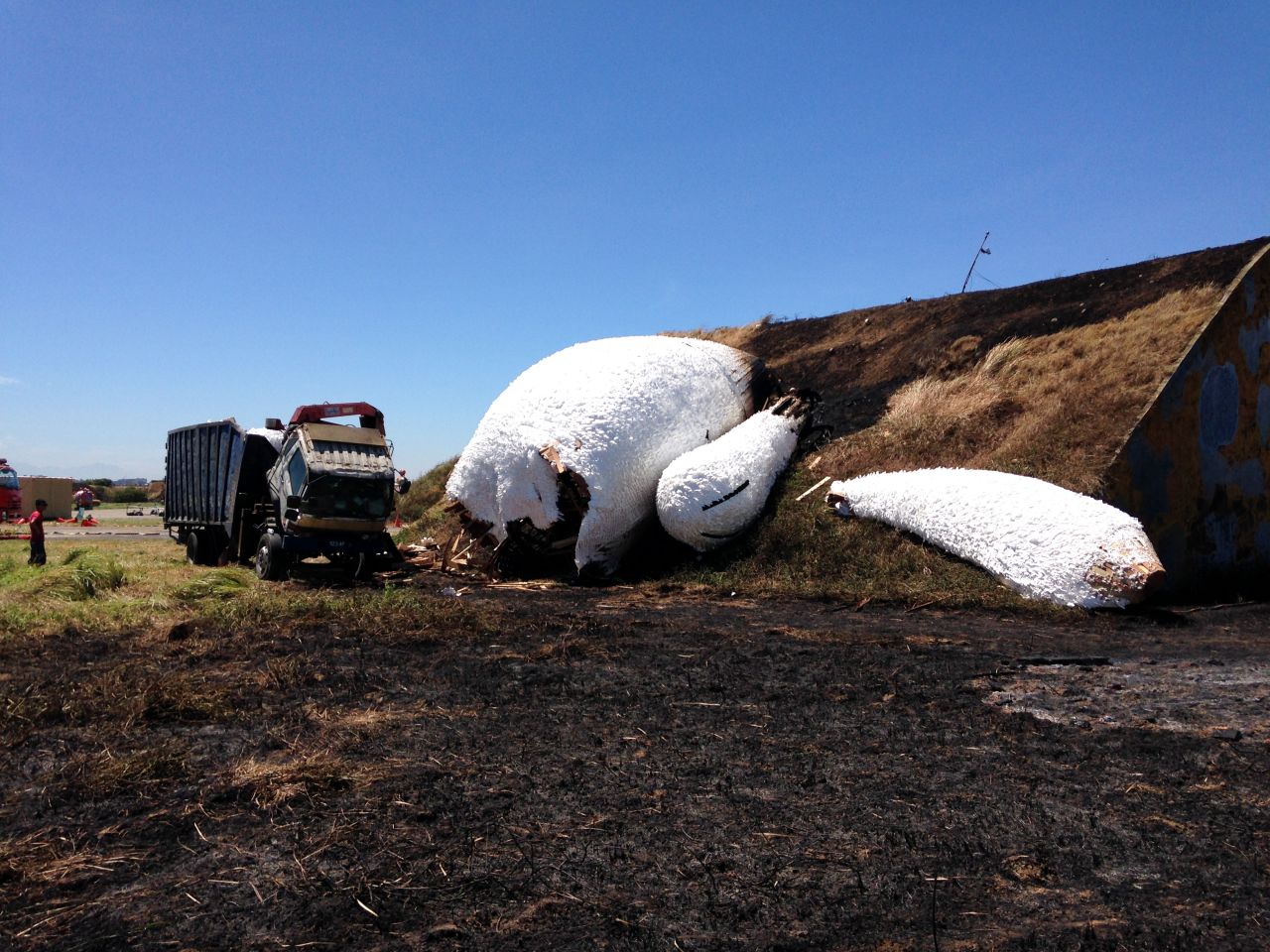 Bad news: Giant rabbit by Florentijn Hofman burnt. Good news: Most parts of the rabbit were safely removed and it survived the whole festival before the fire broke out.