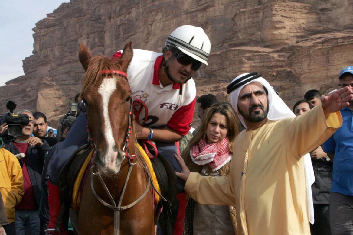 Su esposo --fotografiado junto a Haya-- es el jeque Mohammed bin Rashed al-Maktoum, gobernador de Dubai, y también el primer ministro de los Emiratos Árabes Unidos. Aquí se les ve en una carrera de resistencia, un deporte en el que el jeque es un jinete campeón, a pesar de que también ha sido declarado culpable de dopaje en el pasado.