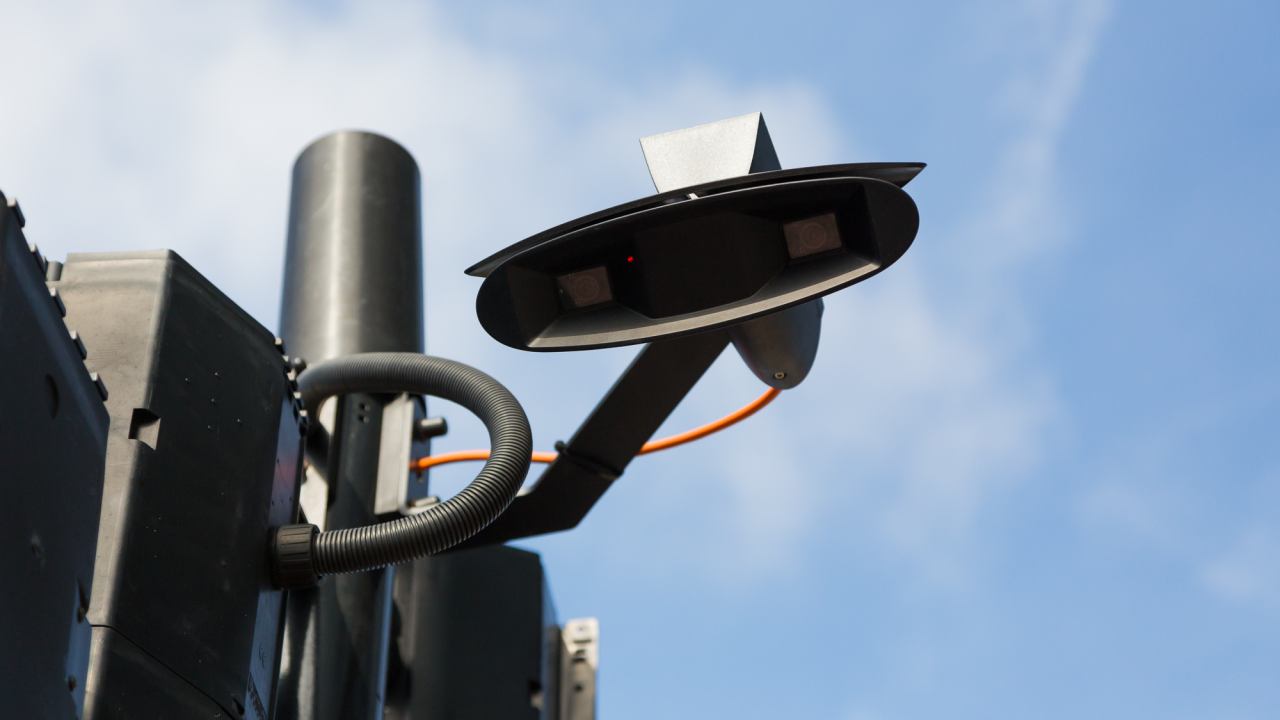 SCOOT's stereoscopic 'eyes' can see crowds in 3D, allowing it to count the number of pedestrians waiting