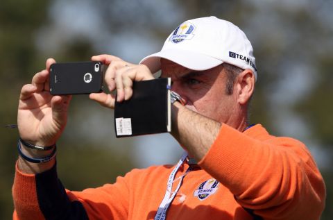 El capitán europeo de la Ryder Cup, Paul McGinley, también hizo uso de su teléfono tomando algunas fotos para la posteridad durante el evento del 2012, en donde fue vicecapitán.