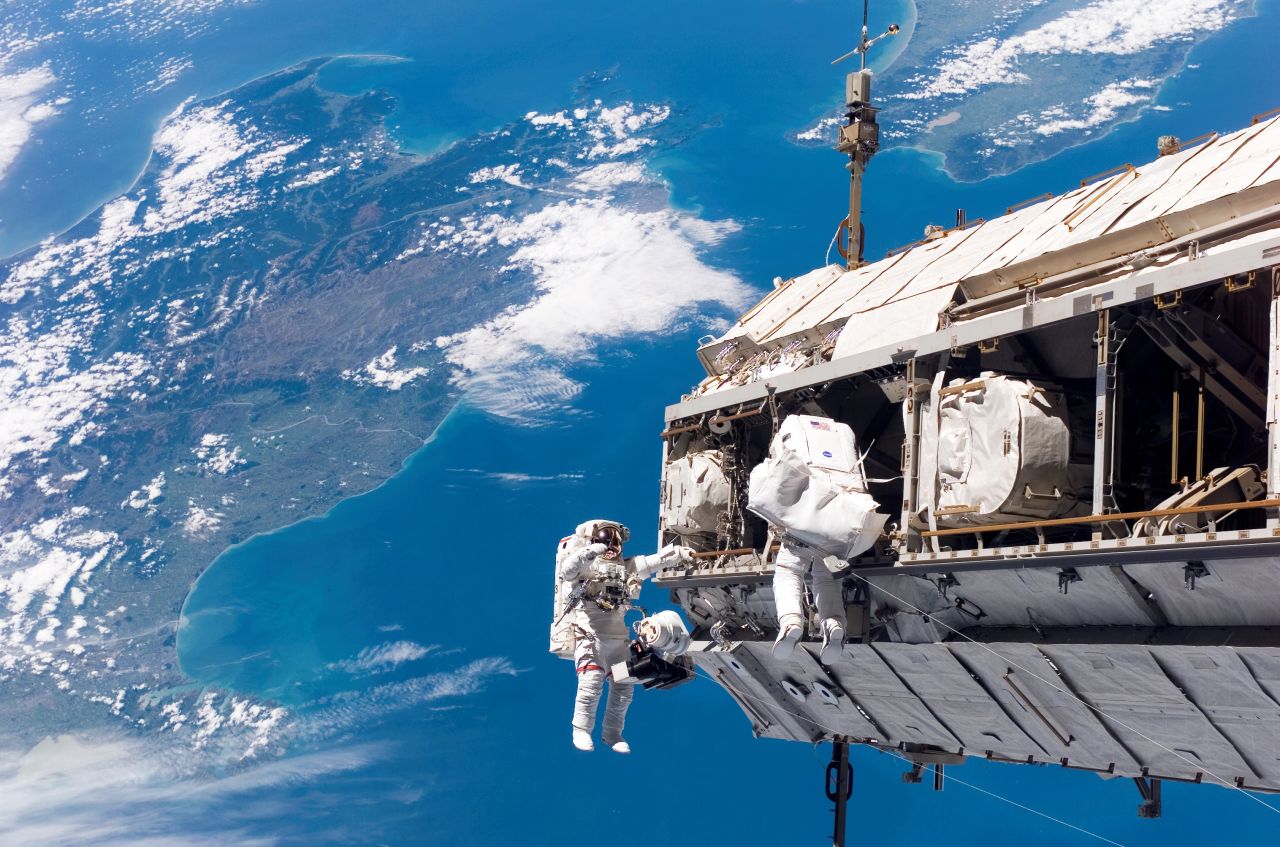 Los astronautas realizan actividad extravehicular en la Estación Espacial Internacional.