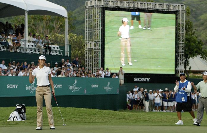 Wie se unió a un selecto grupo femenino de golfistas cuando, en 2004, jugó en el PGA Tour para hombres en el Sony Open. Con tan solo 13 años de edad, Wie anotó un impresionante 68 en la segunda ronda pero, finalmente no pasó el corte.