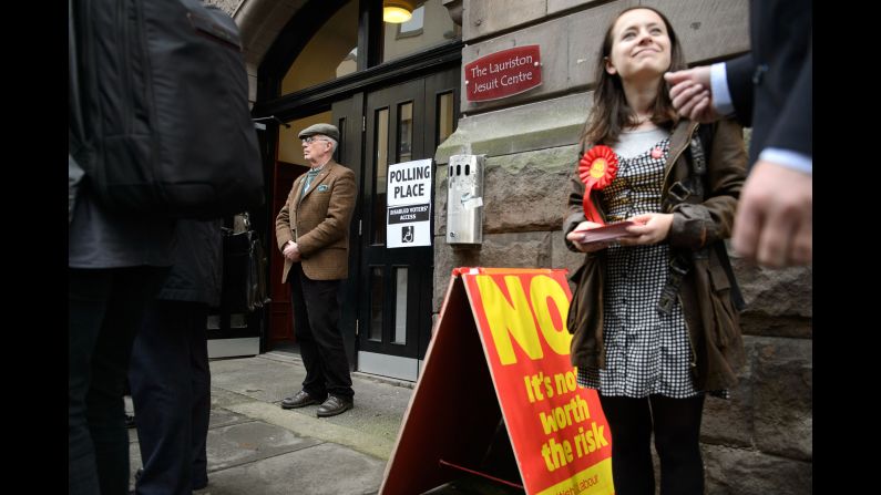 Campaigners on both sides of the issue stand outside a polling station in Edinburgh on September 18.