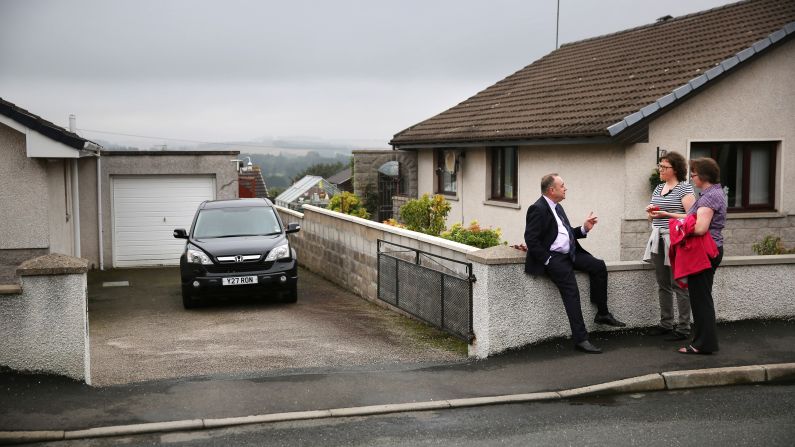 Salmond talks with supporters September 18 in Turriff, Scotland.