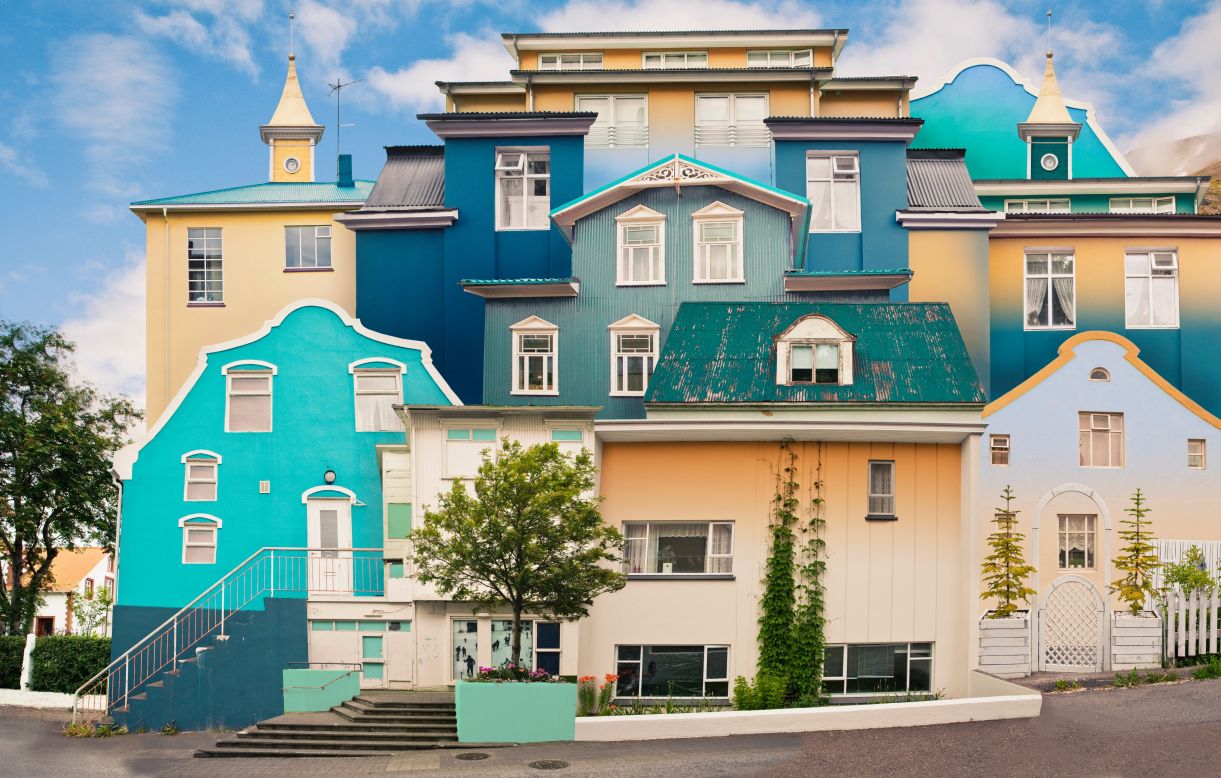 Laura Kicey, artista y fotógrafa, toma fotos de edificios excepcionales e impactantes durante sus viajes por todo el mundo y las monta todas en una única imagen, creando impactantes fachadas de coloridas y diversas estructuras. 