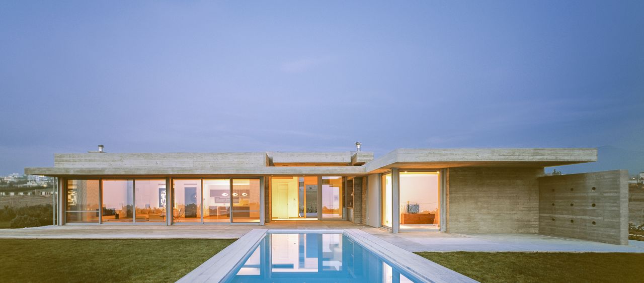 Horizontal House is a family home on a slope overlooking the ocean in Thessaloniki, Greece. Its exterior and interior are characterized by modern lines and spheres. Thessaloniki Open House takes place November 14-16.
