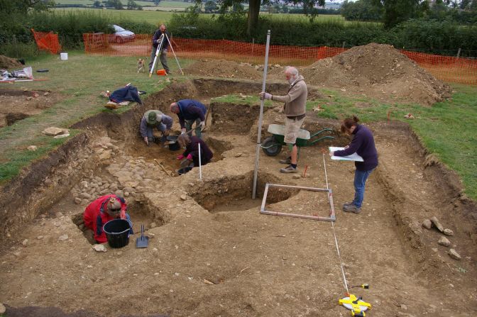 El proyecto de excavación de cuatro años ha descubierto 11 esqueletos hasta ahora, asíí como restos de construcciones y monedas de los siglos XII y XVI.