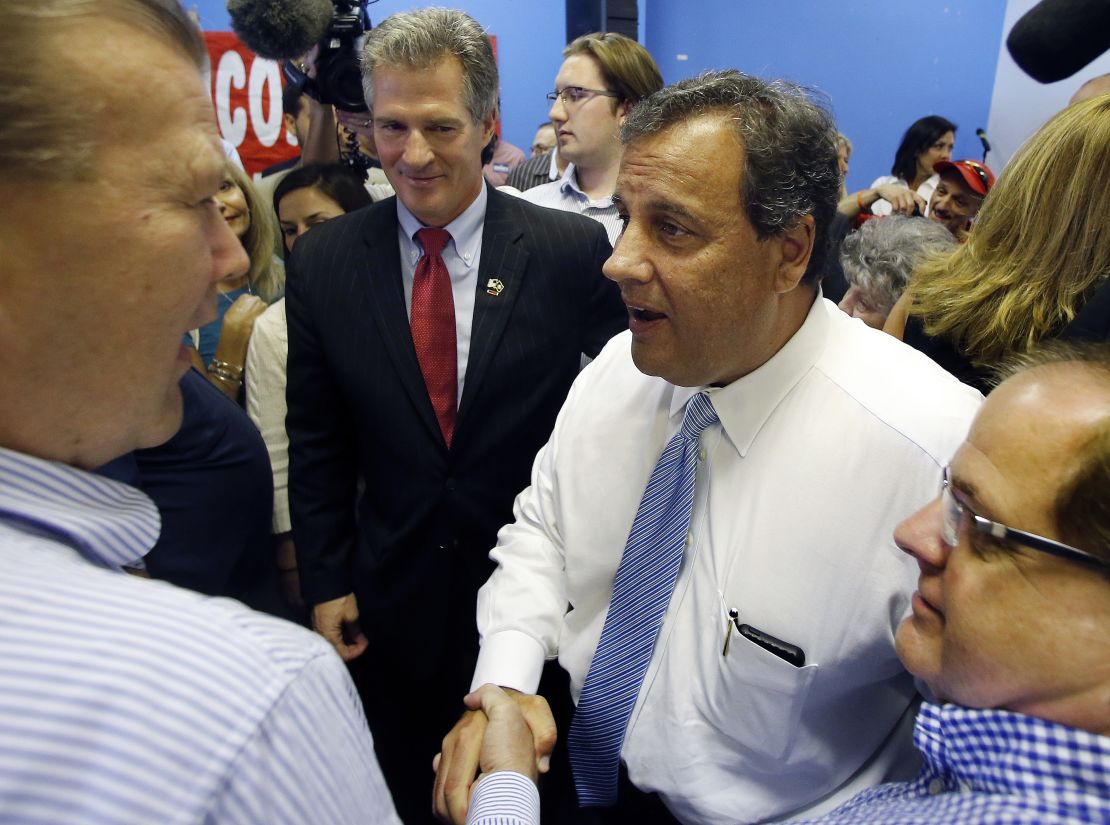 New Jersey Gov. Christie campaigns for Scott Brown