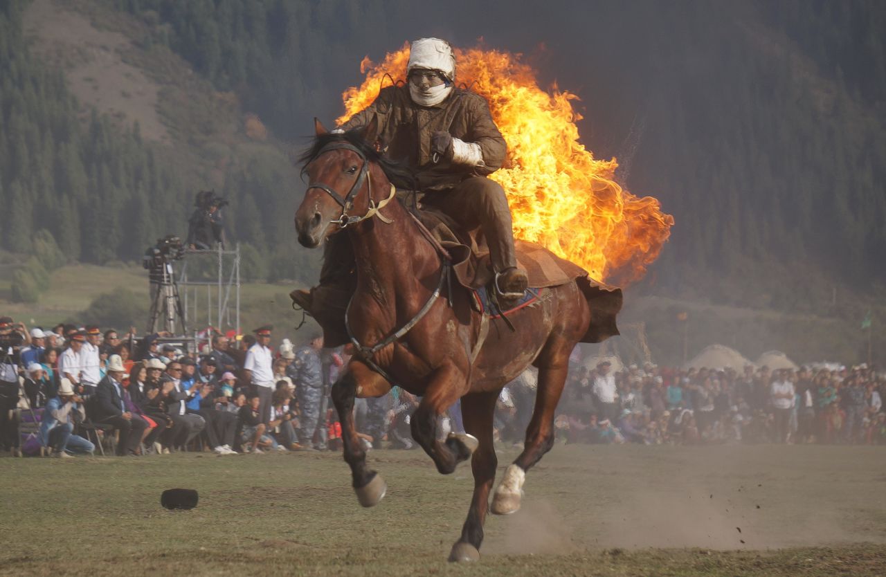 Stuntmen on horses reenacted battles. Some riders were set on fire for effect. 