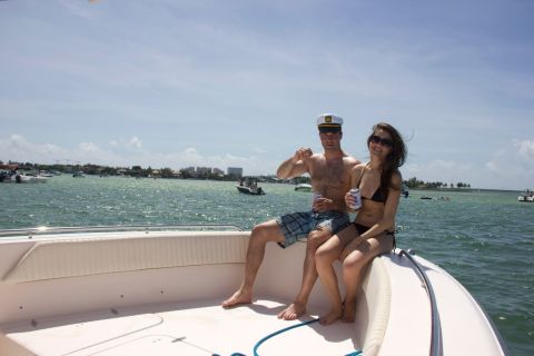 A couple enjoying an efficient getaway through boat-lending service Boatbound. 