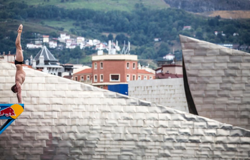 Russia's Artem Silchenko was the stand out performer at the Red Bull Cliff Diving World Series which took place in Bilbao against the backdrop of the Guggenheim Museum.