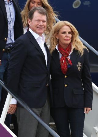 Los miembros del equipo de Estados Unidos estarán acompañados por sus esposas. Aquí, el capitán estadounidense Tom Watson aparece fotografiado con su esposa Hilary.
