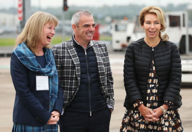 A su llegada, el capitán europeo Paul McGinley saludó al equipo de Estados Unidos.