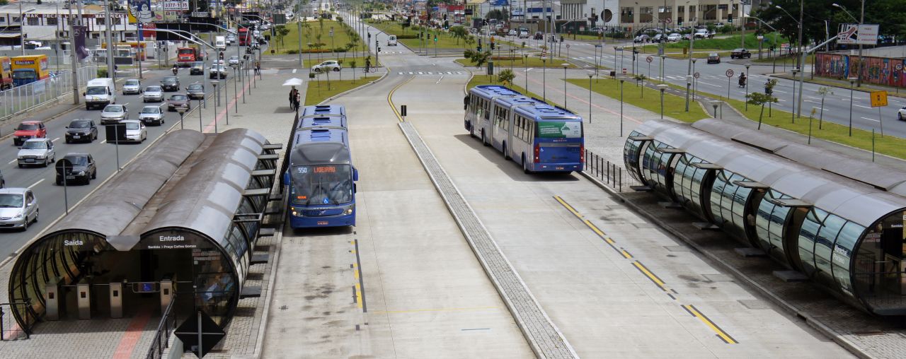 Buses in Curitiba, Brazil have dedicated lanes in the center of the road and easy-access stop to board. Transfer stations enable smooth transitions between bus lines.