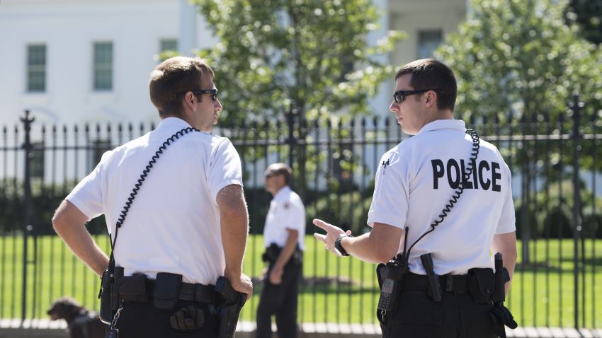 Members of the US Secret Service Uniformed Division stand guard outside the White House in Washington, DC, September 22, 2014. Secret Service has increased their security presence around the White House perimiter following a string of incidents, including one where an intruder ran across the North Lawn and entered the main residence before being subdued by an officer. AFP PHOTO / Saul LOEB        (Photo credit should read )