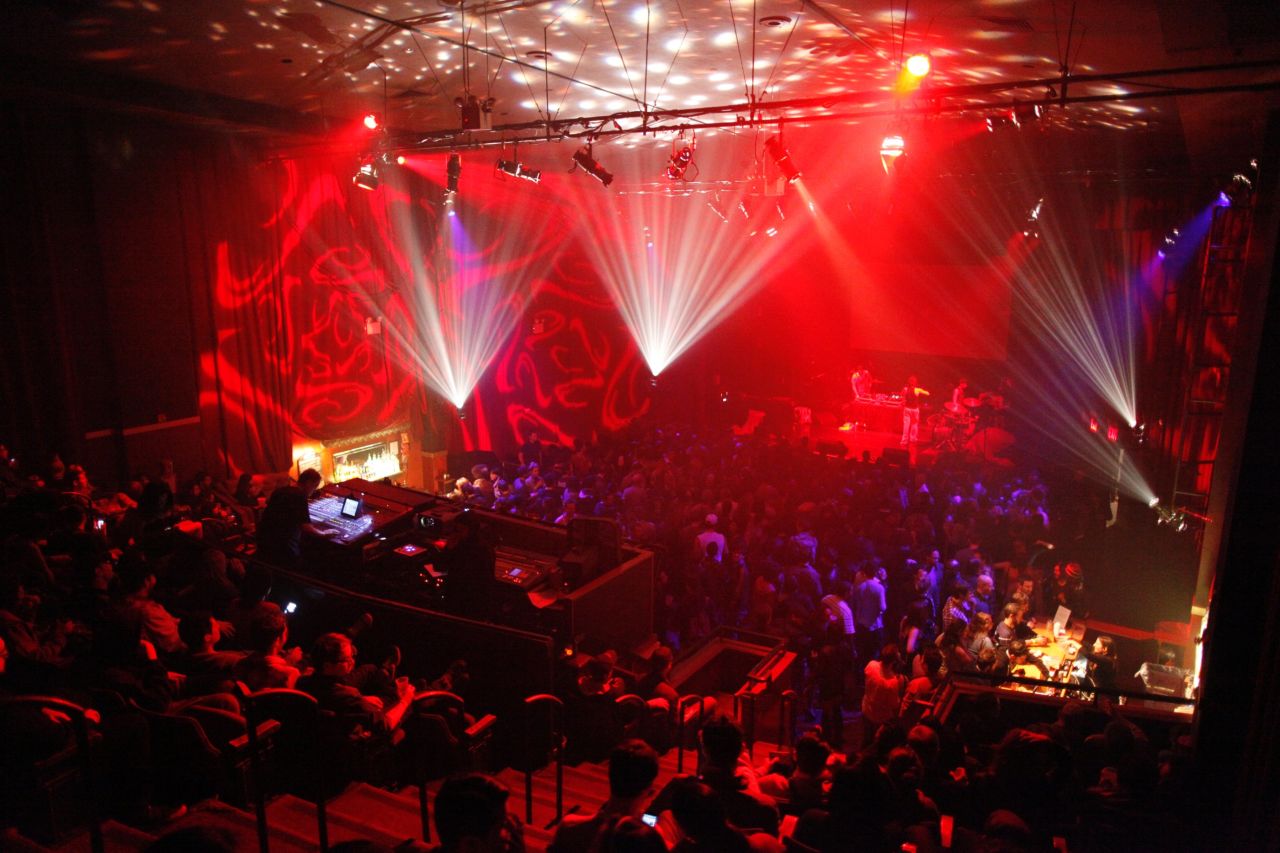 No es cierto que "la ciudad nunca duerme", pero Nueva York tiene una calificación alta porque ofrece algo cualquier noche de la semana. El Gramercy Theater alberga frecuentemente maratones musicales para aquellos que quieren bailar.<br />