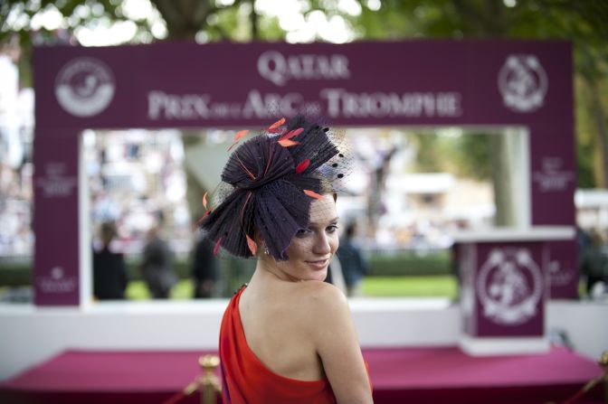 Fashion goes hand in hand at the Prix de l'Arc de Triomphe -- perhaps unsurprising given that its host city is Paris.