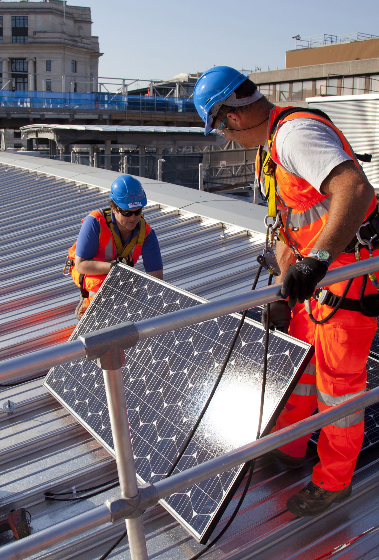 Over 4,400 photovoltaic panels are installed on the roof, providing 50 percent of the energy needs for the London Blackfriars railway station located on the bridge.
